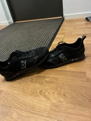 Svarta skor herr - Svarta EA7 skor i strl 43-1/3. Skorna har använts ett fåtal gånger. Det finns tecken på användning men inga större skador eller så. Pris kan diskuteras.