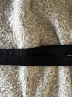  Stone Island bälte - Snyggt svart bälte från Stone Island med klassisk logotyp på metallspännet. Köpt på NK med kvitto