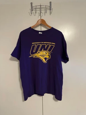 Vintage T-shirt - Vintage T-shirt köpt på thrift i USA. Passar M/L Skriv för fler bilder, mått eller andra frågor!