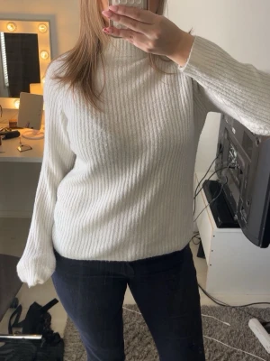 Stickad tröja - Vit stickad tröja, knappt använd💕.