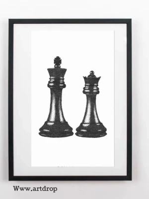 Tavla med schackpjäser i svartvitt - Snygg tavla med motiv av två schackpjäser, kung och dam, i svartvitt prickmönster. Trycket är inramat i en stilren svart ram och passar perfekt som dekoration i hemmet för dig som gillar schack eller minimalistisk konst.