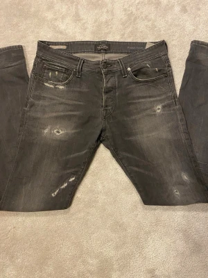 Jack n Jones jeans 🇮🇹 - 1. Säljer dessa feta och unika Jack n Jones jeansen! Modellen är Slim Fit / Glenn🇮🇹 och storleken är W32 L34. Men de är lite kortare än 34. Inga defekter, skriv för frågor! Obs priset ej hugget i sten 🪨  