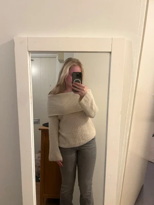 Beige off shoulder stickad tröja - Säljer min beige off shoulder som tyvärr inte kommer till användning❣️ Den är använd fåtal gånger, pris kan diskuteras! Tveka inte att ställa frågor ❣️