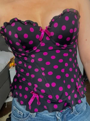 Korsett topp prickig - Helt sjukt snygg och jätteunik, svår att få tag i och gillar den jättemycket🩷🩷 storlek 75c, några trådar som släppt i sömmen men inget som påverkar och syns knappt