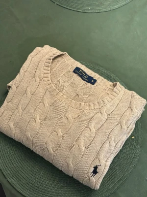 Ralph Lauren kabelstickad  - Ralph Lauren kabelstickad tröja. Storlek XL passar L/XL. Mycket fint skick Hör av er vid minsta fundering!
