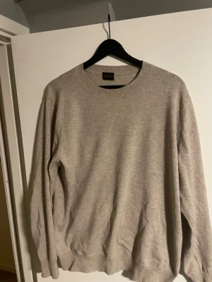 Rose and born tröja - Rose and born tröja I merino-kashmirblandning. Väldigt skön och exklusiv. Storlek 50 men passar M, 54/55cm bred i bröst och 67cm längd i ryggen.  Färgen är beige/taupe riktigt fin. Meddela vid frågor pris kan diskuteras
