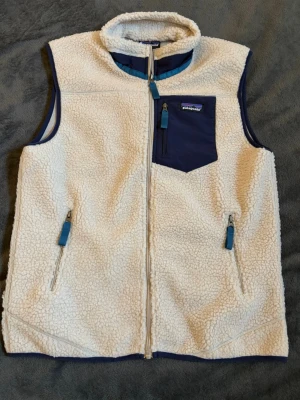 Patagonia väst  - Säljer en beige Patagonia väst. Inga defekter. Storlek M. Fraktar snabbt✅. Hör av vid frågor och funderingar!