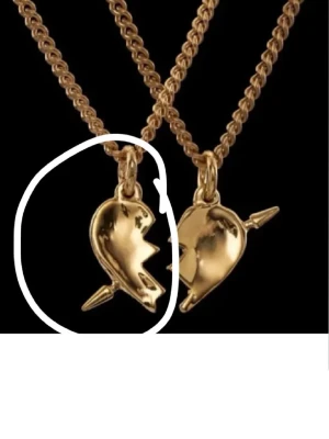 Maria Nilsdotter halsband - Superfint! tappat liiite färg på berlocken men inget man ser om man inte kollar super nära, kan tänka mig gå ner till 1300 vid snabb affär💕