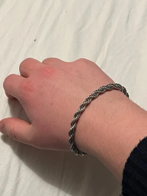 Tvinnat armband - Tvinnat armband i stål, 20cm långt, 6mm tjockt. Gjort i stål.