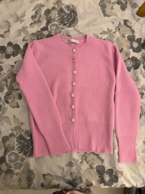 Rosa kofta från Zara - Supersöt rosa kofta från Zara 🎀 I storlek M men passar även S! Använd 2-3 gånger, i super bra skick💓