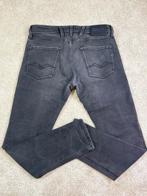 Gråa Replay Jeans - Stl w32, l32 - REPLAY JEANS Storlek: W32/L32 Modell: Anbass | Användning: Varsamt använda, fint skick | Nypris: Cirka 1500 SEK