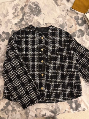 Svartvit rutig vårjacka från Zara - Stilren svartvit rutig vårjacka från Zara🤍Jackan har en boxig passform och passar XS-S!