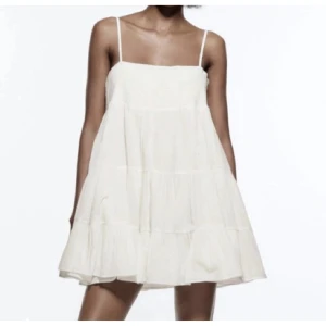 Vit sommarklänning ifrån Zara - Säljer min sommarklänning ifrån Zara💛den är slutsåld där. Storlek Xs💛