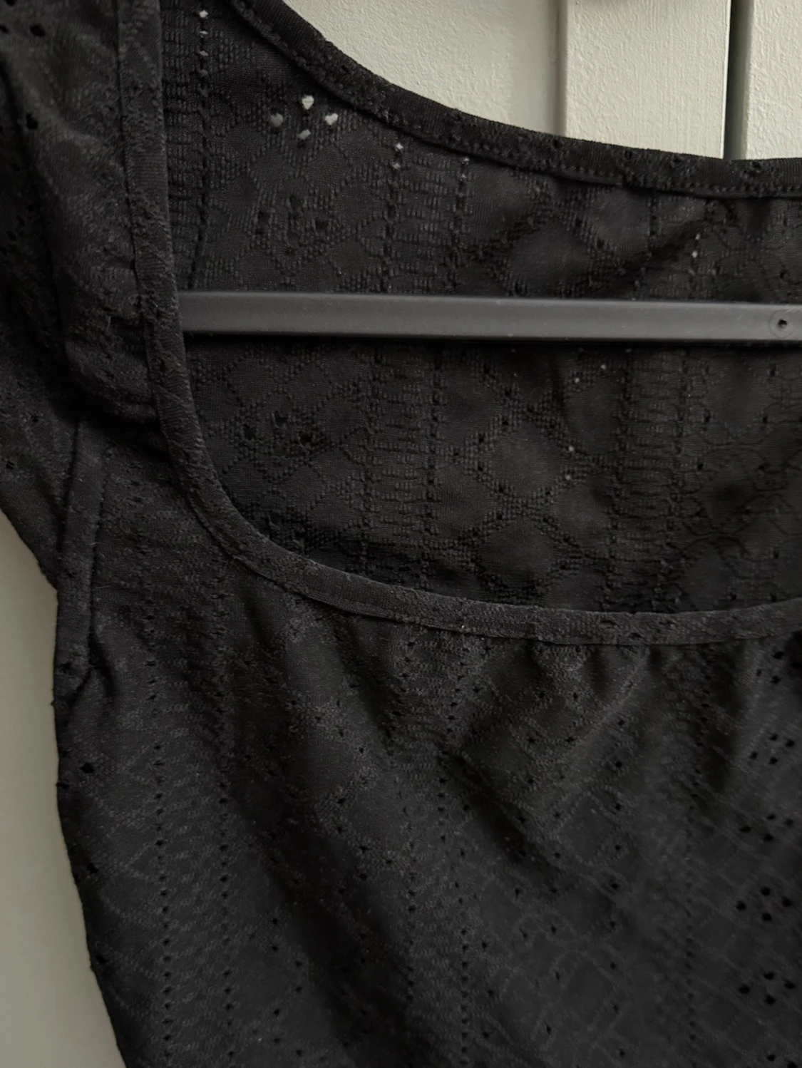 Svart spetsig croppad topp - 3