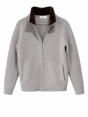 Grå stickad cardiganjacka med dragkedja - Snygg grå stickad cardiganjacka hel merinoull med hel dragkedja framtill och två fickor. Jackan har ribbade muddar och en hög krage fodrad med mjuk brun fuskpäls för extra komfort och stil. Perfekt för kyliga dagar och enkel att matcha. Produkten är helt ny!