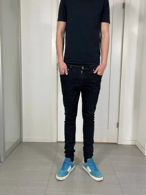 Nudie Jeans  - Säljer nu dessa Nudie jeans i en mörkblå/svart färg, W31 o L32, skriv för fler bilder/frågor🙌🏼