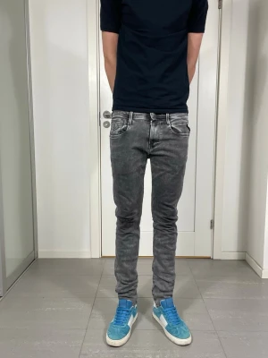Replay Jeans  - Säljer nu dessa Replay Anbass Jeans med snygga slitningar o tvätt i populär design, skriv för fler bilder/frågor🙌🏼
