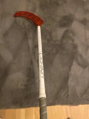 Innebandy klubba Unihoc - Säljer en Unihoc Superskin, väldigt bra skicka, inte använd mycket alls. Klubban är 98cm och 26flex med ett rött unilite som är som nytt, använd 2 träningar. Skriv ifall du är intresserad.