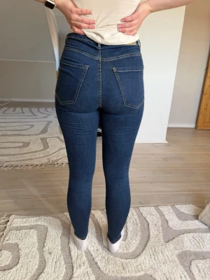 Mörkblå skinny jeans med hög midja - Snygga mörkblå skinny jeans med hög midja och klassiska bakfickor. Det är Molly jeans från Gina Tricot. Använd ett fåtal gånger.