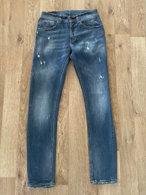 Dondup Jeans  - Säljer ett par helt nya dondup jeans med slitningar för endast 699kr!                                                                             Nypris:699kr därav väldigt bra erbjudande.             Modell: skinny fit                                                            Om ni har några frågor är det bara att fråga på!