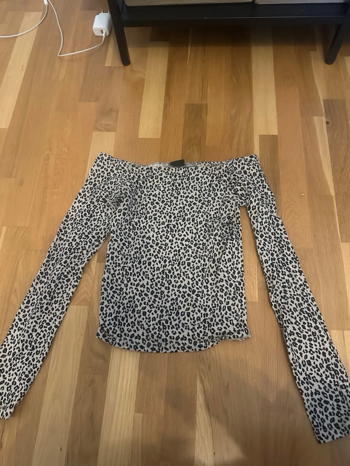 Leopardmönstrad off shoulder topp - 1