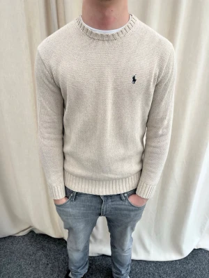 Beige stickad tröja från Ralph Lauren - Sjukt snygg stickad tröja från Ralph Lauren. Strl M, personen på bilden är 184 cm lång.