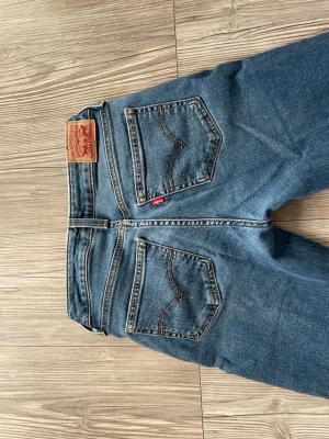 Levi's blå raka jeans - Klassiska blå Levi's jeans i bootcut modell. Jag säljer jeansen för att de inte kommer till användning. De är lite slitna därav priset. 💕