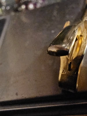 slipsklämma äkta guld - Snygg och stilren slipsklämma i guld  med räfflad detalj på ena sidan. Perfekt accessoar för att hålla slipsen på plats och ge en elegant touch till outfiten. Enkel och klassisk design som passar till många olika stilar.