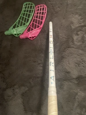 Innebandyklubba med två blad - Säljer en innebandyklubba airlight med två hyper blad. Klubban är 101cm lång med 26flex. Skriv ifall du har intresse!