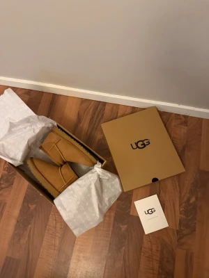 Bruna UGG tofflor med fårskinn - Ugg skor, knappt använda, lite fel på de som ni ser i sista bilderna. Säljer de billigt pris kan öven diskuteras.
