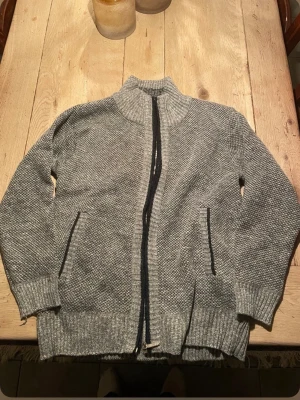 Full zip cardigan  - Roligt fet cardigan med krage, aldrig använd så riktigt bra skick. Storlek M, hör av er för mer frågor!