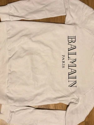 Balmain tröja - Jag säljer min balmain tröja. Den är i nytt skick och är helt fläckfri. Om du har frågor eller funderingar så är det bara att höra av sig.