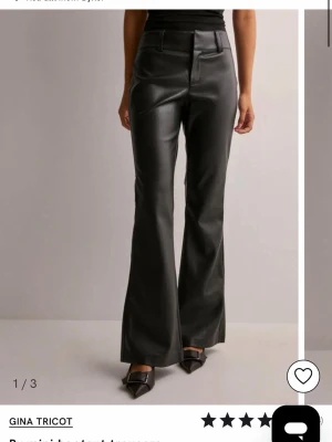 Pu mini Bootcut trousers - Säljer ett par skit snygga skinn byxor som är Bootcut ifrån Gina tricot i storlek 36😍knappt använda då dom e för stora på mig. Sitter Mid/low waist 
