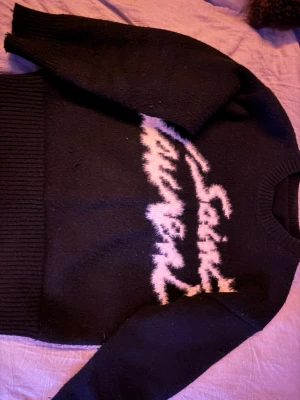 Ysl stickad sweatshirt  - Säljer min stickade ysl tröja eftersom den inte passar längre, den är lite mot det oversized men passar S och M iaf, galet skön och ha på vinter då den är varm
