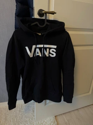 Vans hoodie  - Svart vans hoodie, strl S. I mycket fint skick, nästan aldrig använd! 