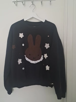 Svart miffy sweatshirt  - Svart sweatshirt från 157 i storlek L med miffy på framsidan. Har gjort om den själv. Se bilder för skick. 🩷