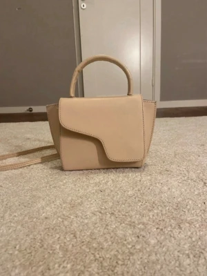 Cremevit/beige ATP väska - Så snygg ATP väska som är köpt ganska nyligen. Väskan har pyttedefekter, men inget som jag har tänkt på tidigare, ser ny ut. Om det är viktigt att se de små defekterna på väskan så skriv gärna vid intresse, men som sagt små defekter, som inte syns när man har på sig väskan. Dustbag tillkommer och vid behov av kvitto så kan jag lösa det, men kvittot tror jag är online då jag har köpt väskan på ATPs hemsida. Superfin väska och perfekt för våren, pris går att diskutera vid snabb affär. 💘