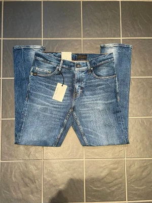tiger of sweden jeans nya  - Helt nya Tiger of sweden jeans med lappar och allt orört💯Snygg färg med skön wash och goa slitningar för riktigt bra pris jämfört med nypris på cirka 1599kr💔Skicka prisförslag och tveka inte på att skriva vid frågor!