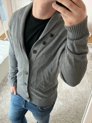 Stilren kofta  - Kofta | skick 9/10 | Storlek L | Pris - 349kr | Modellen är ca 181cm lång | Hör av dig vid minsta fråga eller fundering!!