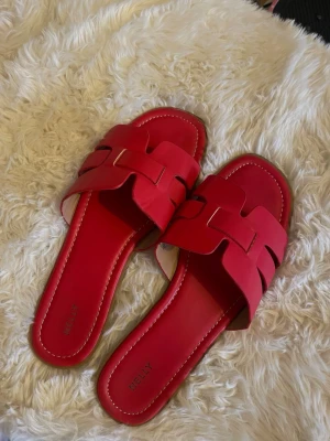 Sandaler - Jättefina röda sandaler från Nelly i storlek 39. Endast använda vid fåtal tillfällen, säljer då jag har flera liknande 