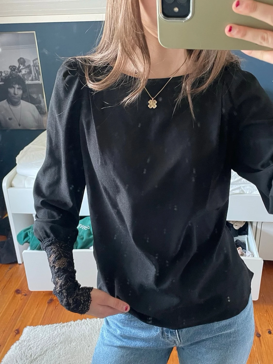 Svart blus med spetsdetaljer