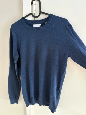 Mörkblå stickad tröja  - Tja säljer en mörkblå tröja från Lindbergh. Storlek S. Bra skick.🙌