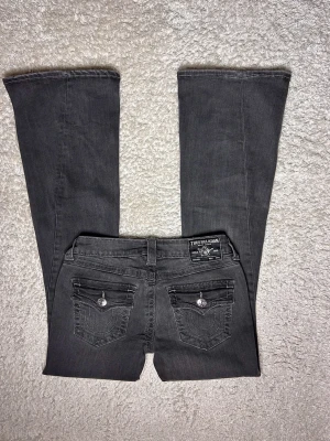 Lowwaist bootcut true religion joey - Lowwaist bootcut jeans fen True religion i storlek 26  Midjemått: 72  Innerbenslängd: 83  Grenhöjd: 18