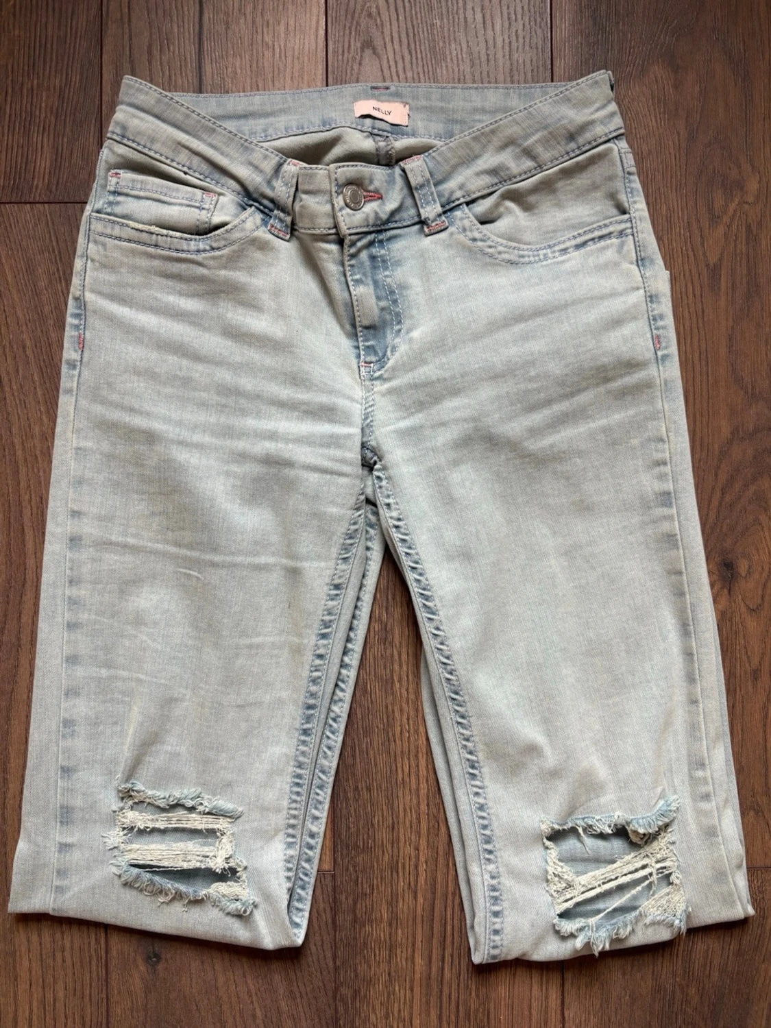 Ljusblå jeans från Nelly med rosa detalj - 3