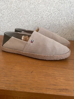 Tommy Hilfiger Espadrillos beige - Tommy Hilfiger Espadrillos beige i storlek 41. Dessa skor är perfekt nu till sommaren. Samt är den en eftertraktad model då den är slutsål på flertal hemsidor