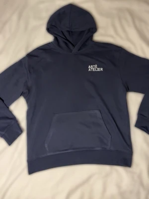 Árte Atelier hoodie - Snygg Árte Atelier hoodie i mörk blå. Det finns 3 olika storlekar S,M,L