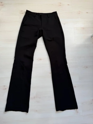 Kostymbyxor  - Skitsnygga lågmidjade kostymbyxor som är uppsprättade längst ner vid fotändan 💕