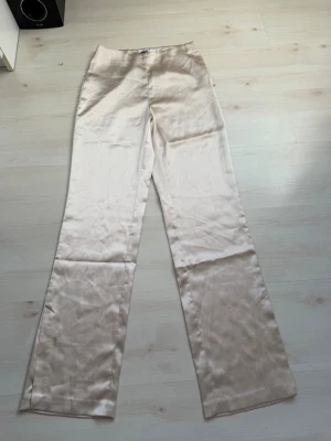 Satin byxor - Supersnygga satinbyxot med slits💕