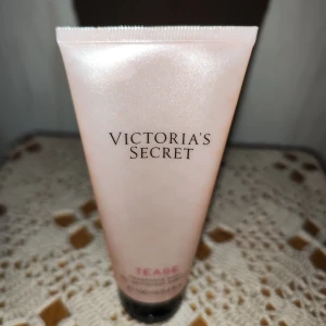 Victoria's Secret Tease Fragrance Wash - Säljer en lyxig doftande duschgel från Victoria's Secret i doften Tease. Den kommer i en snygg, pärlemorskimrande rosa tub på 100 ml. Perfekt för att känna sig fräsch och dofta gott hela dagen. Perfekt för dig som älskar en söt och förförisk doft!