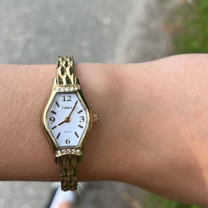Guldig Timex klocka!💞 - Snygg guldig Timex klocka med små kristaller🩷Säljs för jag har blivit en silver tjej🥰knappt använd och därför säljs för 100 kronor billigare än vad den skulle kostat. Skriv för mer bilder💞